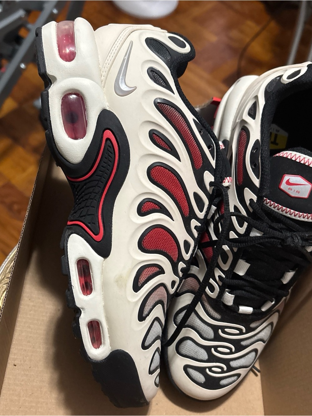 Nike Women’s White Black Red Tuned Air Wave Sneakers